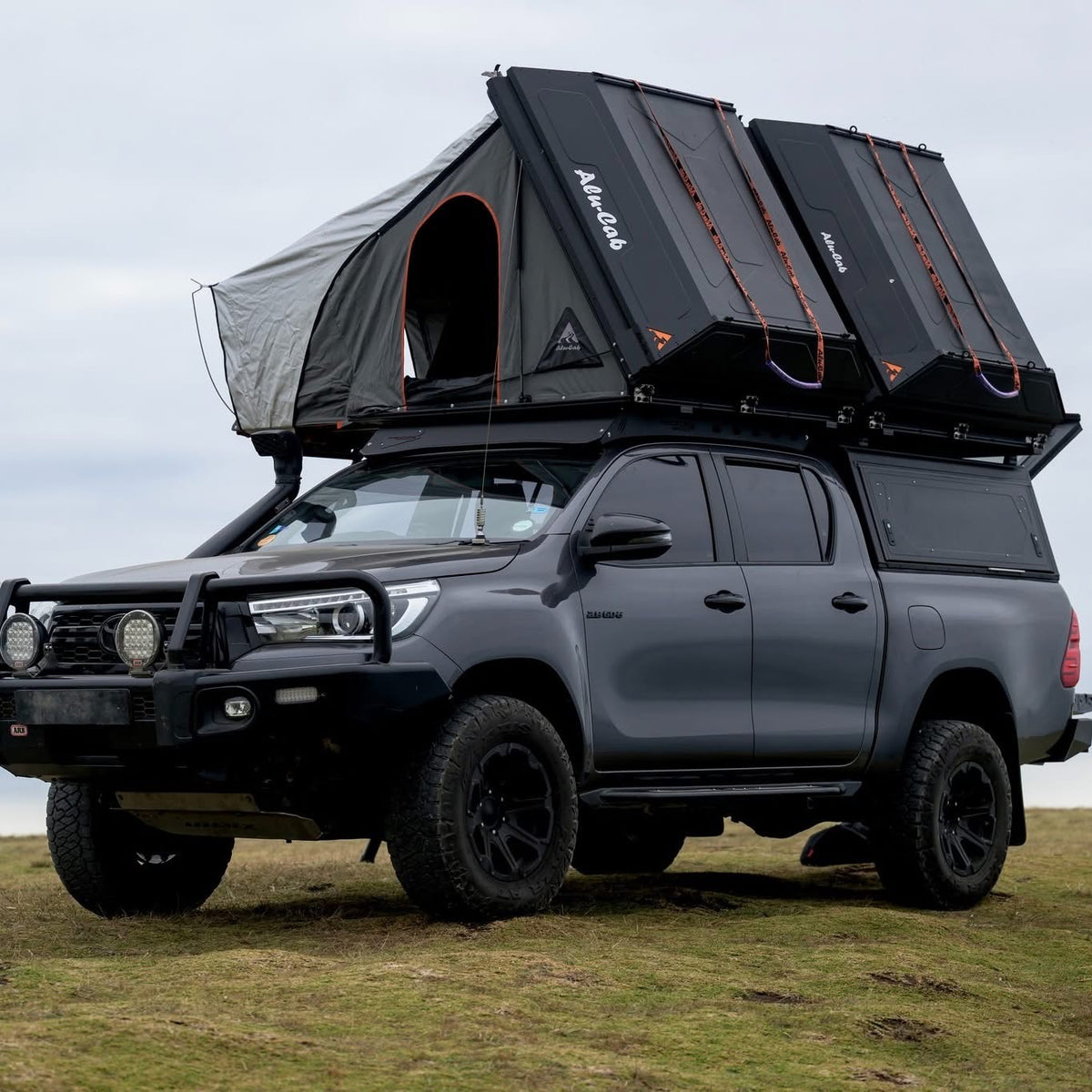 Hardtop Alu-Cab Contour pour Toyota Hilux 2016 et plus, robuste en aluminium, installé sur le véhicule.
