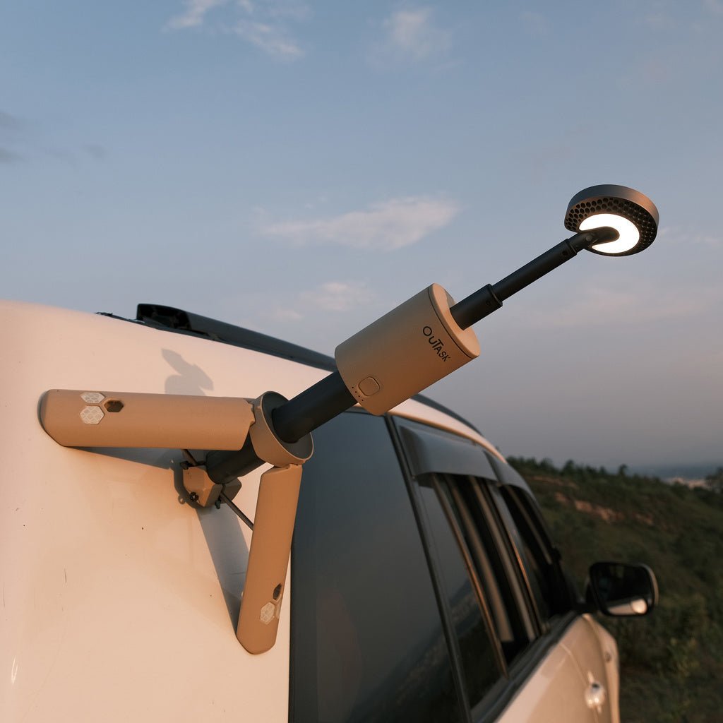 OuTask Lampe Télescopique Gris Clair - Outdoor LED 720° Rechargeable - BYD Shark 2024+